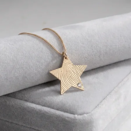 שרשרת כוכב עם טביעת אצבע ואבן