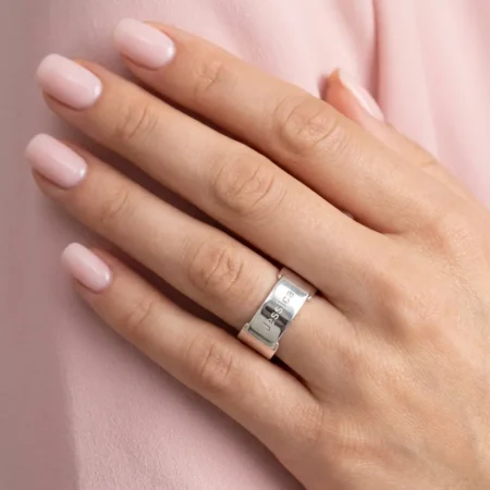 טבעת פלטה עם חריטה של שם