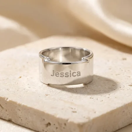 טבעת פלטה עם חריטה של שם