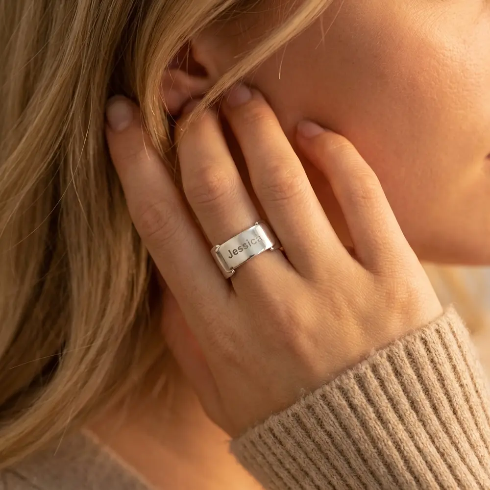 טבעת פלטה עם חריטה של שם