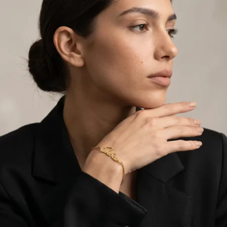 צמיד שם באנגלית עדין לנשים