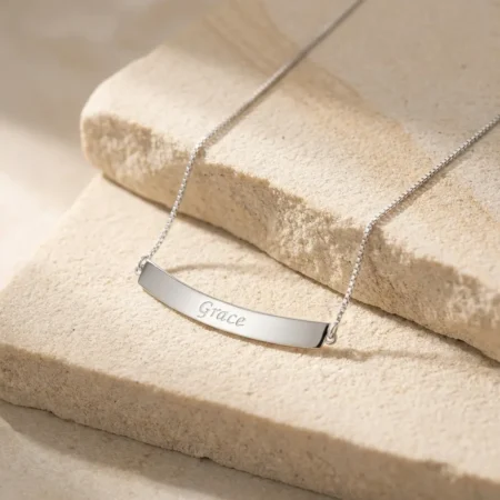 שרשרת בר מעוקל עם חריטה של שם