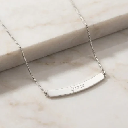 שרשרת בר מעוקל עם חריטה של שם