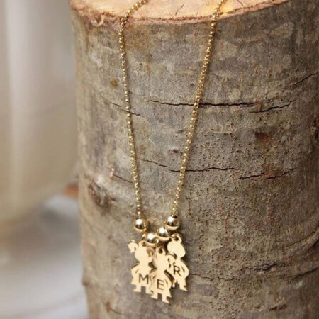 שרשרת ילדים וחריטה של אות או שם