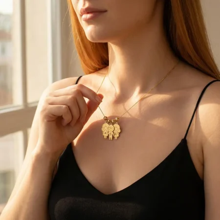 שרשרת ילדים עם חריטה של אות