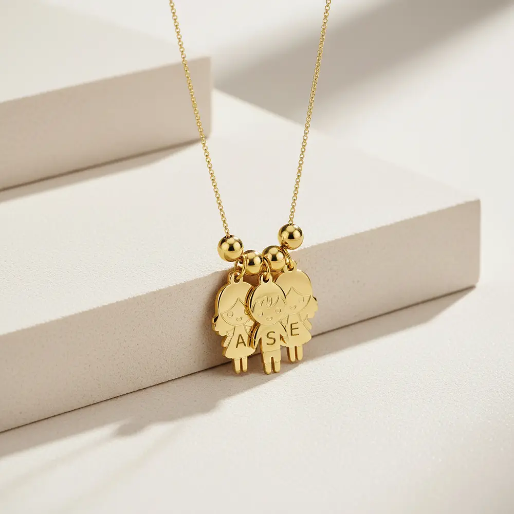 שרשרת ילדים עם חריטה של אות