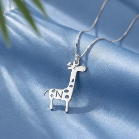 שרשרת גירפה עם אות לילד