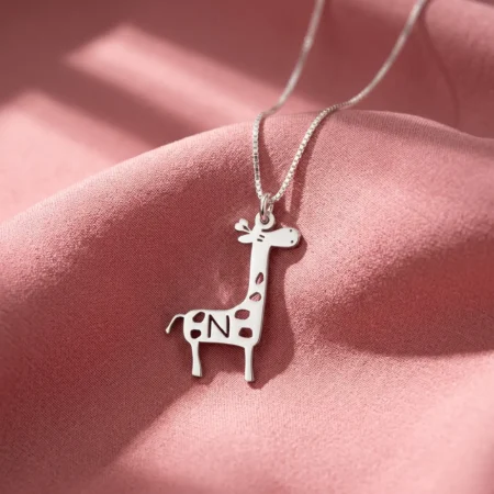 שרשרת גירפה עם אות לילדה