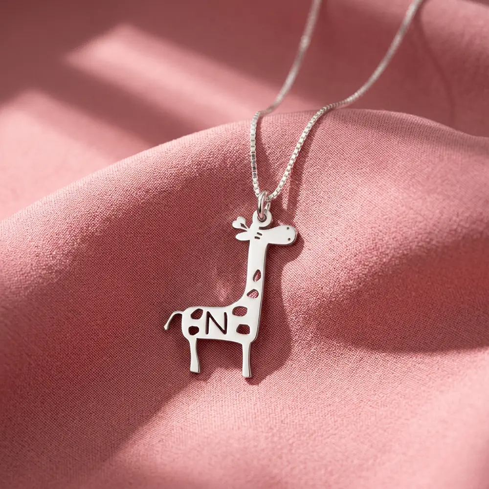 שרשרת גירפה עם אות לילדה