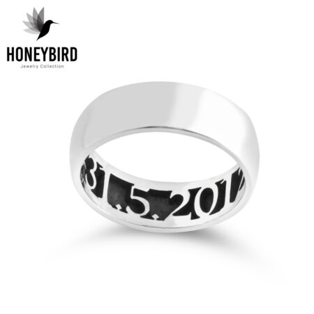 טבעת תאריך ועיטורי פרחים בחלקה הפנימי של הטבעת.
