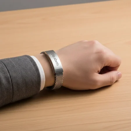 צמיד מתכת לגבר עם חריטה