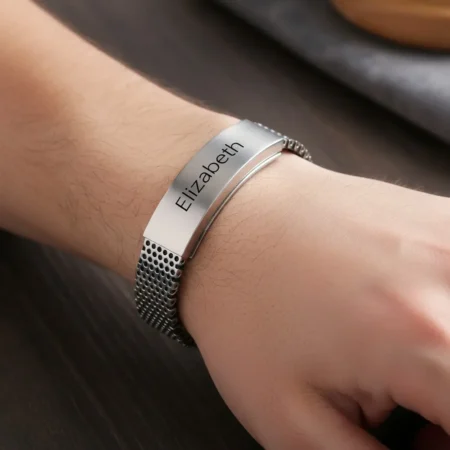 צמיד מתכת לגבר עם חריטה