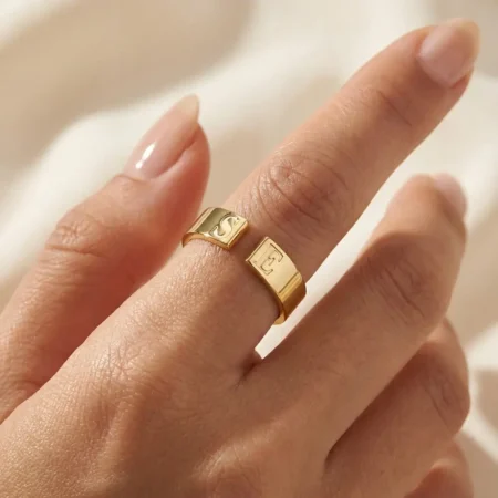 טבעת אותיות פתוחה