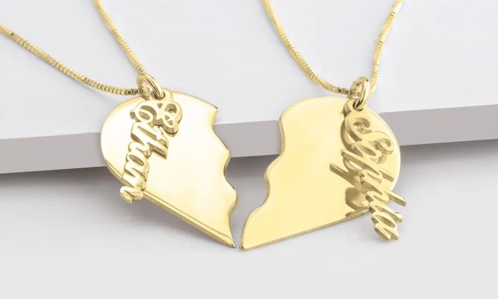 תכשיטים לזוגות - שרשרת חצי עם שמות לב ציפוי זהב