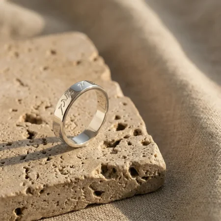 טבעת עדינה עם חריטה בהתאמה אישית