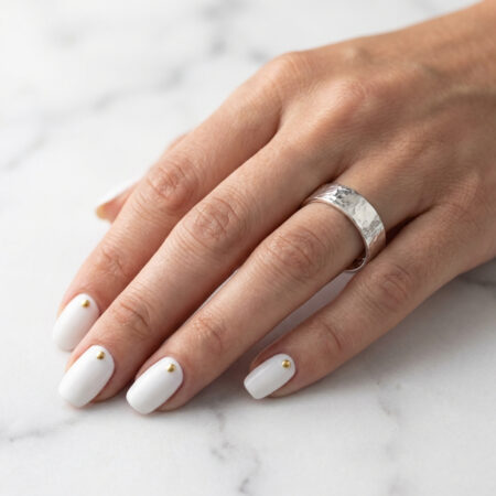 טבעת מרוקעת עם חריטה פנימית