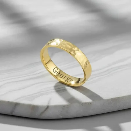 טבעת מרוקעת דקה עם חריטה פנימית