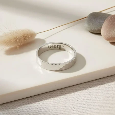 טבעת מרוקעת דקה עם חריטה פנימית