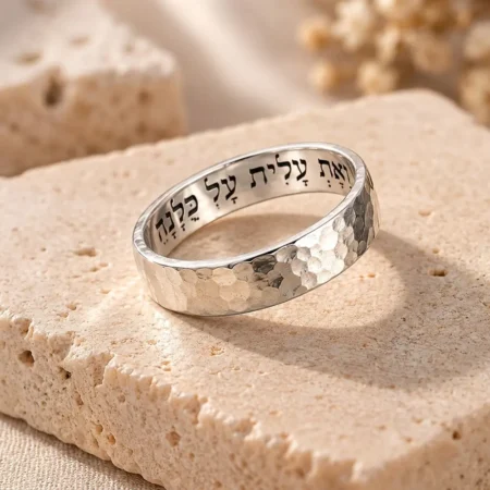 טבעת כסף מרוקעת דקה עם חריטה פנימית