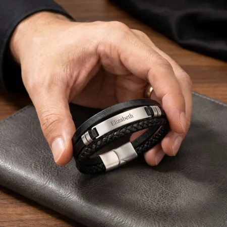 צמיד עור עם חריטה