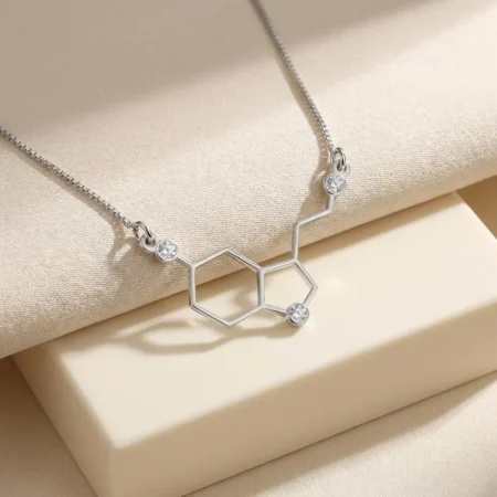 שרשרת מולקולה סרוטונין משובצת