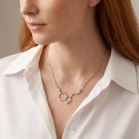 שרשרת מולקולה סרוטונין משובצת