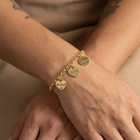 צמיד לבבות עם חריטת שמות