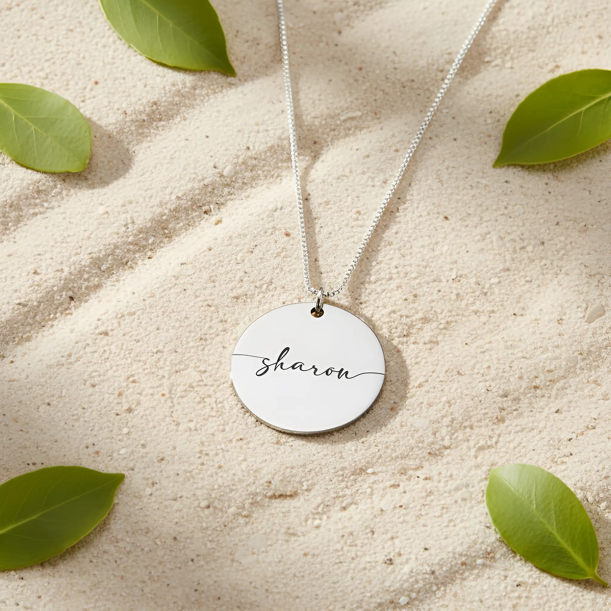 שרשרת שם חרוט על תליון עגול