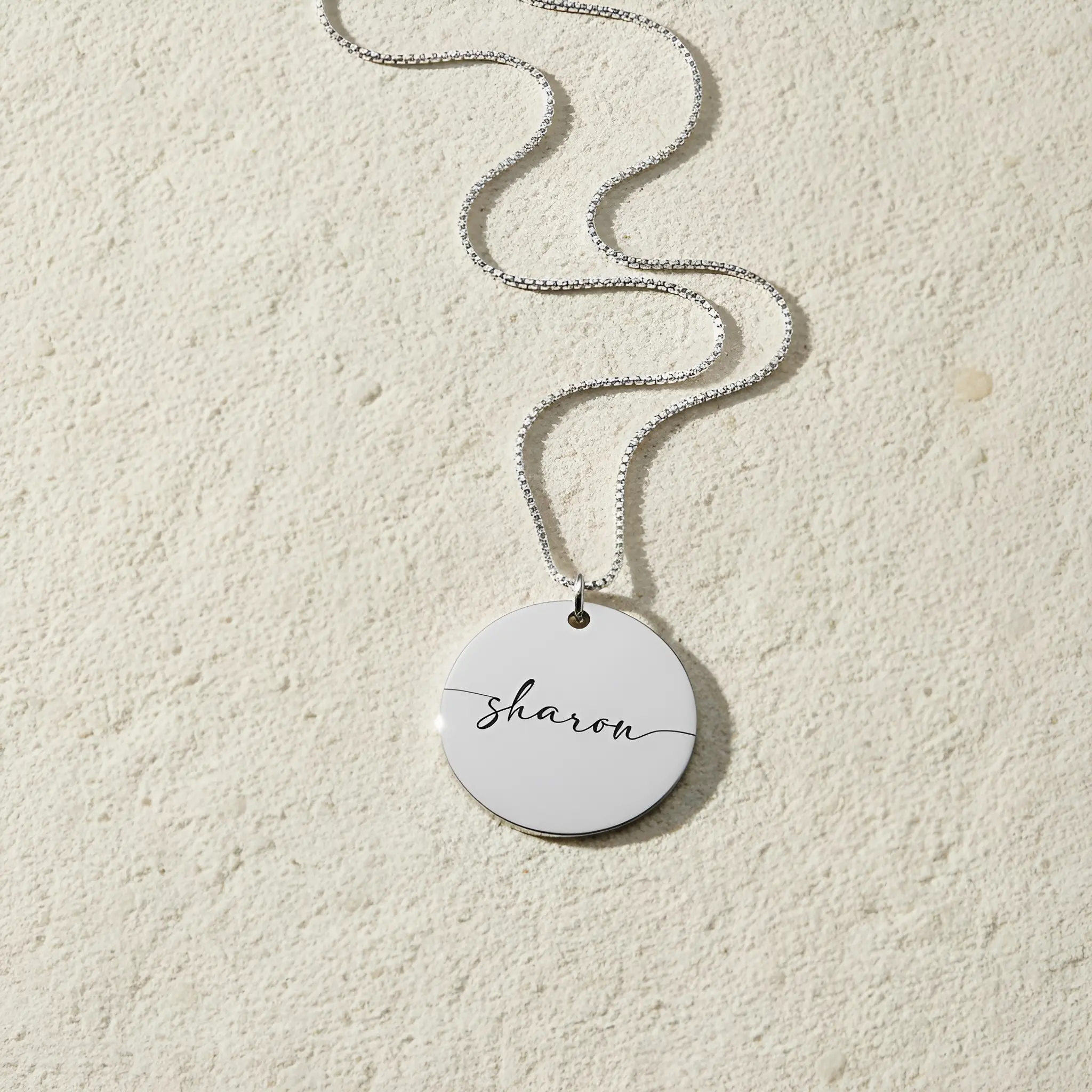 שרשרת שם חרוט על תליון עגול