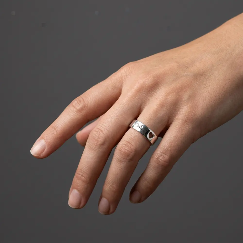 טבעת לב חלול עם חריטת שם בהתאמה אישית