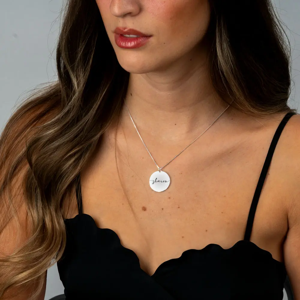 שרשרת שם חרוט על תליון עגול