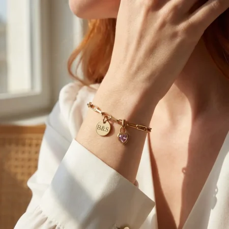 צמיד תליון עגול עם חריטה ולב משובץ אבן לידה