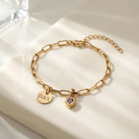 צמיד תליון עגול עם חריטה ולב משובץ אבן לידה