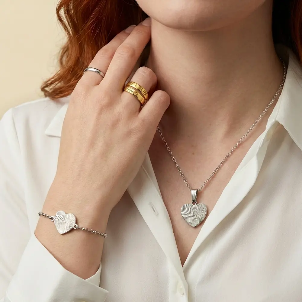 דוגמנית עם תכשיטים