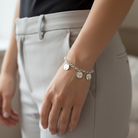 צמיד שמות לאישה עם תליונים