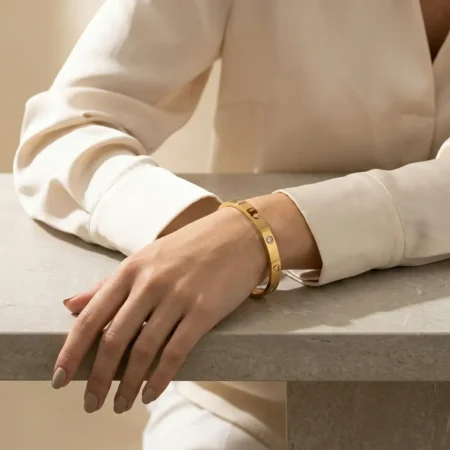 צמיד לבבות משובץ