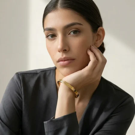 צמיד קשיח לבבות משובץ