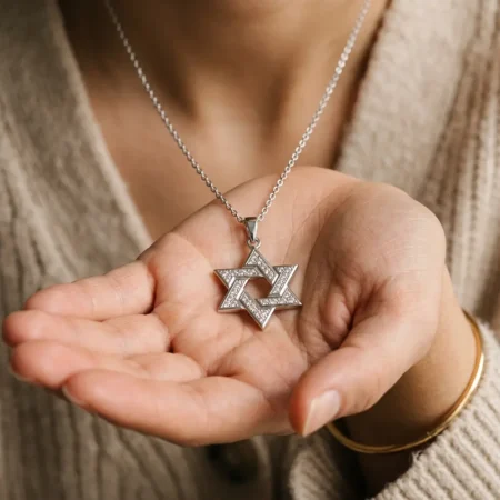 שרשרת מגן דוד עם אבנים נוצצות